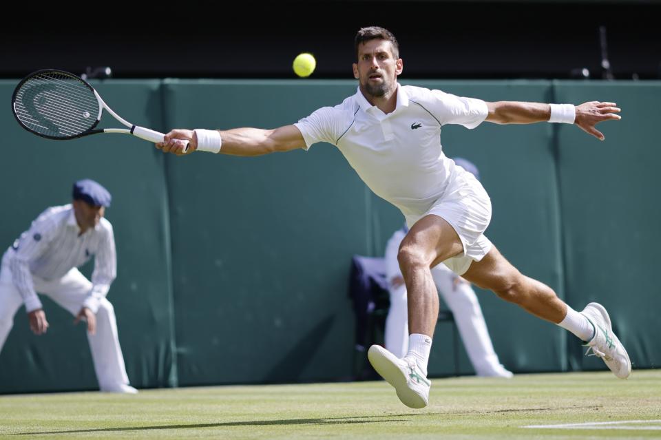 El tenista serbio Novak Djokovic clasificó a semifinales de Wimbledon. (EFE)