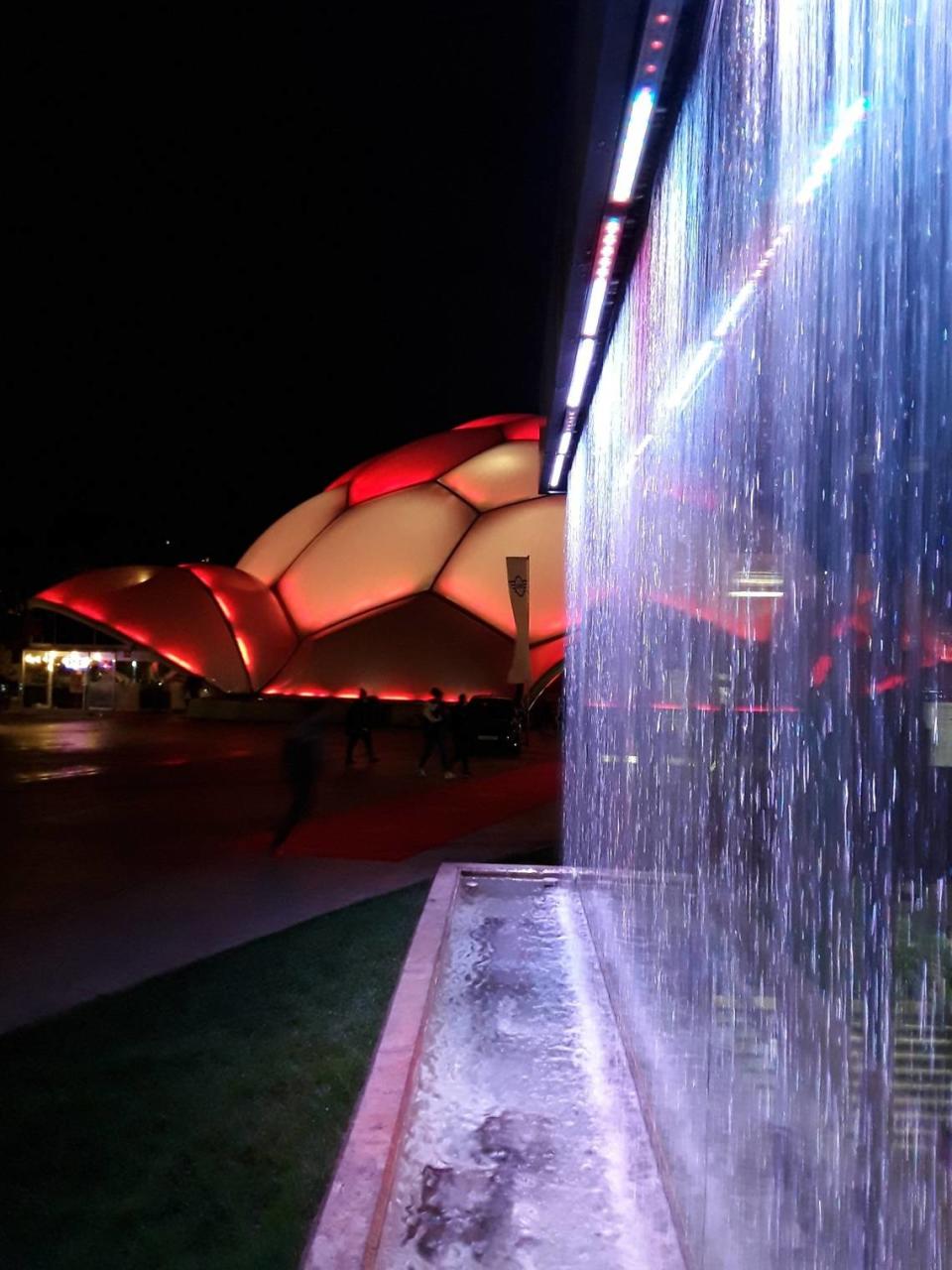 Vista nocturna de la Cúpula del Milenio de Valladolid, que primero se instaló en Zaragoza durante su Exposición Internacional de 2008, hasta que fue trasladada a la ciudad del río Pisuerga en 2011.