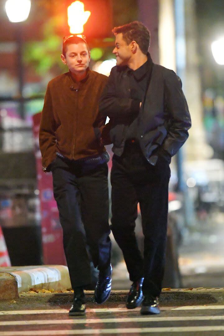 Rami Malek y Emma Corrin disfrutaron de una noche en Nueva york con amigos. La pareja fue vista antes de tomar un taxi al bar The Flower Shop en el centro de Manhattan