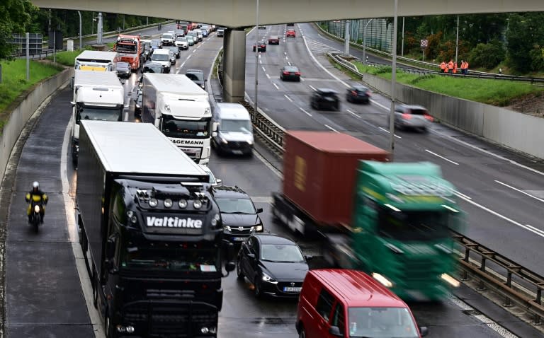 Die Verlagerung von zehn Prozent des Verkehrs in Deutschland vom Auto auf Bus und Bahn, könnte einer Studie zufolge 19 Milliarden Euro einsparen. Massive Auswirkungen hätte das auch auf die CO2-Emissionen in Deutschland. (Tobias Schwarz)