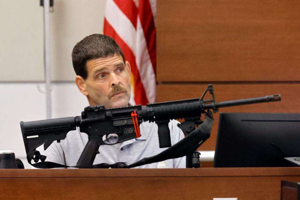 Michael Morrison, el exdueño de la tienda de armas Sunrise Tactical Supply, contempla el arma que Nikolas Cruz usó en el ataque (AP)