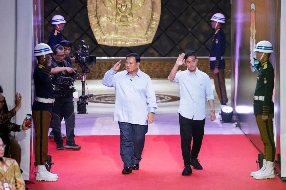 印尼總統佐科威長子吉伯朗（右）是總統候選人普拉伯沃（左）的副手人選，圖為2人去年12月12日在雅加達出席活動。路透社