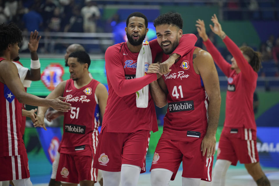 Los jugadores de Puerto Rico celebran la victoria ante China en el Grupo B del Mundial de baloncesto, el miércoles 30 de agosto de 2023, en Manila. (AP Fto/Aaron Favila)