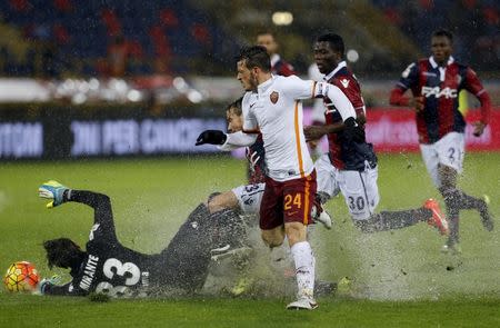 Football Soccer - Bologna v AS Roma - Italian Serie A - Dall'Ara stadium, Bologna, Italy - 21/11/15 Bologna goalkeeper Antonio Mirante make a save against AS Roma REUTERS/Giampiero Sposito