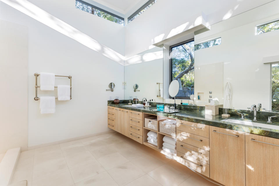 bathroom in kathleen kennedy's mansion