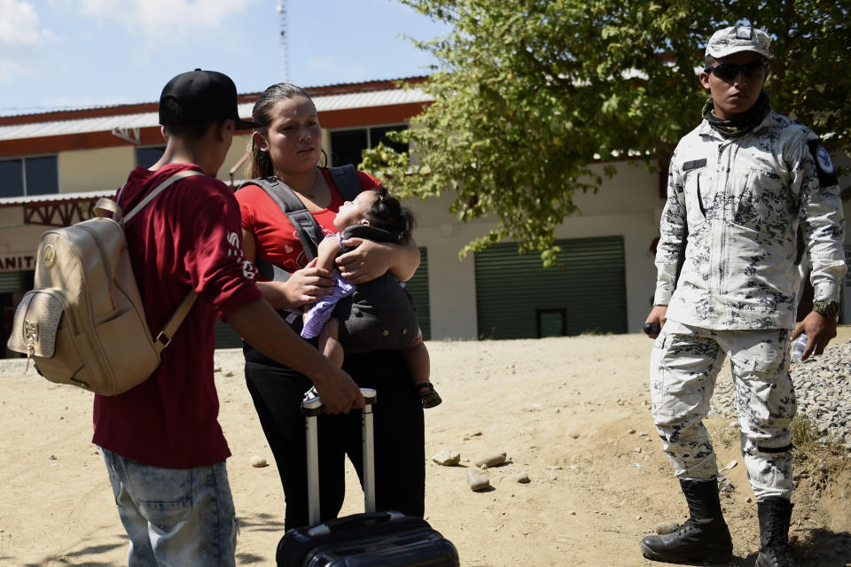 Una familia centroamericana, parte de la Caravana Migrante, pasando por Ciudad Hidalgo, Chiapas, en el 2018. (ALFREDO ESTRELLA/AFP via Getty Images)
