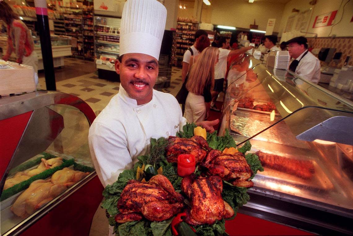 Epicure chef Jose La-Boissiere holds a tray of roasted chickens next to Miami Beach’s Epicure’s hot meal station. Candace Barbot/Miami Herald File/1998