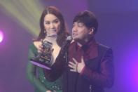 Director Wenn Deramas of "Sisterakas" accepts the 3rd Best Picture Award.