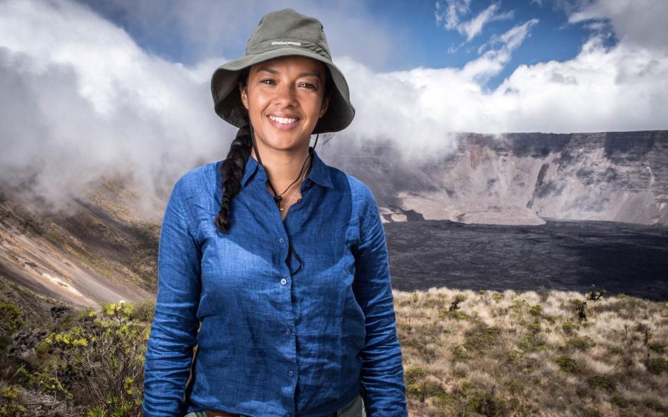 Liz Bonnin en locación en las islas Galápagos - Freddie Claire/BBC
