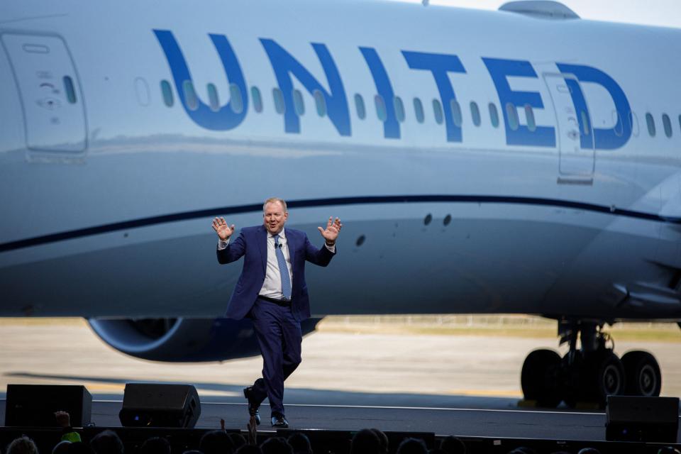 Mae Prif Swyddog Gweithredol Boeing Commercial Airplanes, Stan Deal, yn siarad yn ystod digwyddiad i'r wasg ar y cyd ag United Airlines yng nghyfleuster gweithgynhyrchu Boeing yng Ngogledd Charleston, De Carolina, ar Ragfyr 13, 2022. - Betio ar alw cadarn am deithio rhyngwladol, dadorchuddiodd United Airlines ddydd Mawrth orchymyn o 100 o Dreamliners Boeing 787 newydd gydag opsiynau ar gyfer 100 jet ychwanegol. (Llun gan Logan Cyrus / AFP) (Llun gan LOGAN CYRUS / AFP trwy Getty Images)