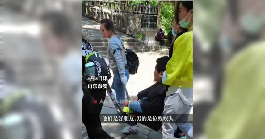 一名網友日前爬泰山，發現4名女子合力抬著一位殘疾男子上山，詢問下才發現動人故事。（圖／翻攝自微博）