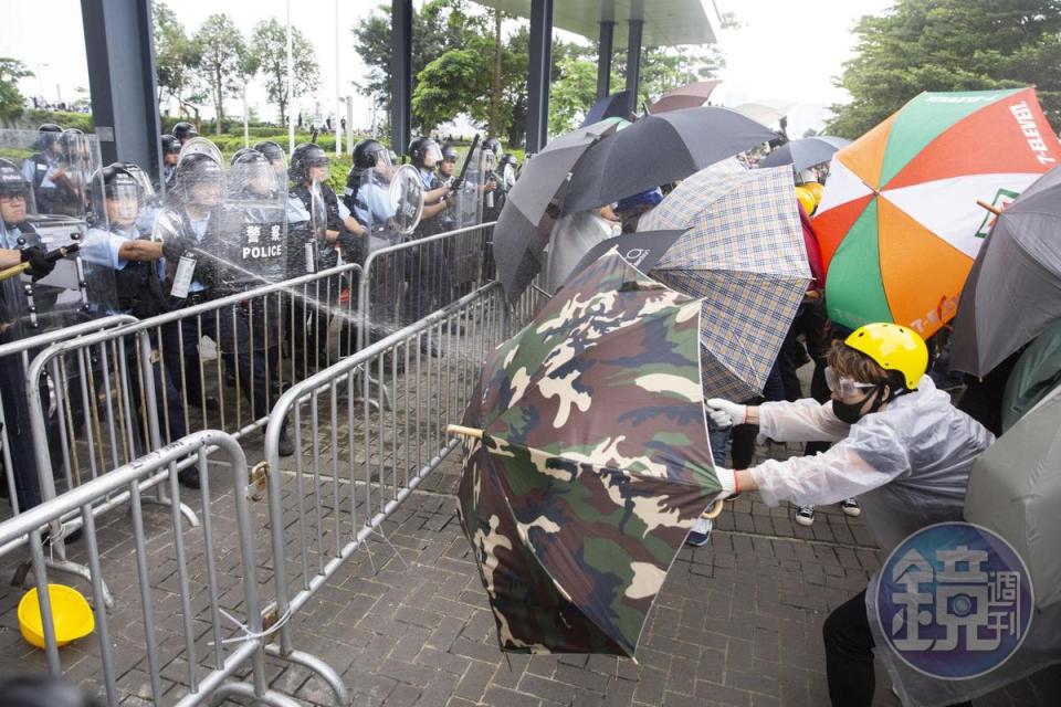 香港反送中612罷工活動爆發警民衝突，中國媒體全面噤聲，連外國媒體在中國的報導自由也被干預。