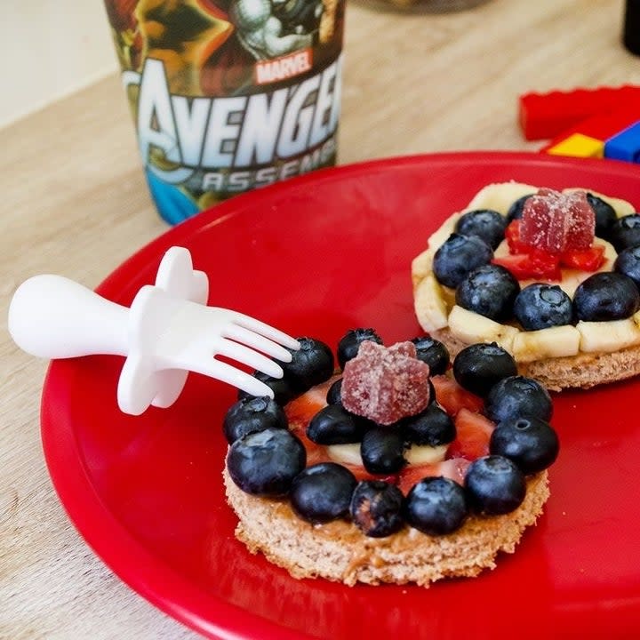 Small utensils on a plate