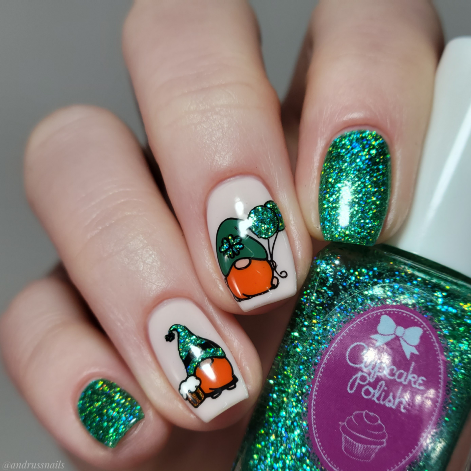 Saint Patrick's Day Nail Art - Gnome with Glitter