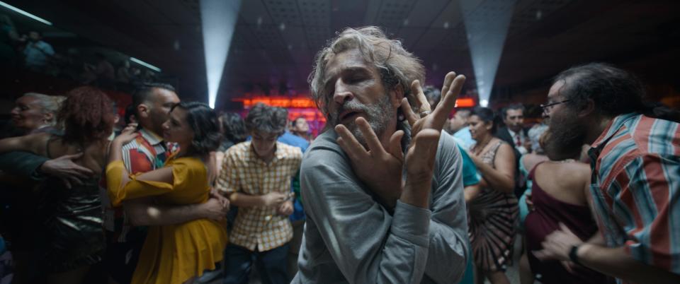 Daniel Gimenez Cacho dances in a crowd