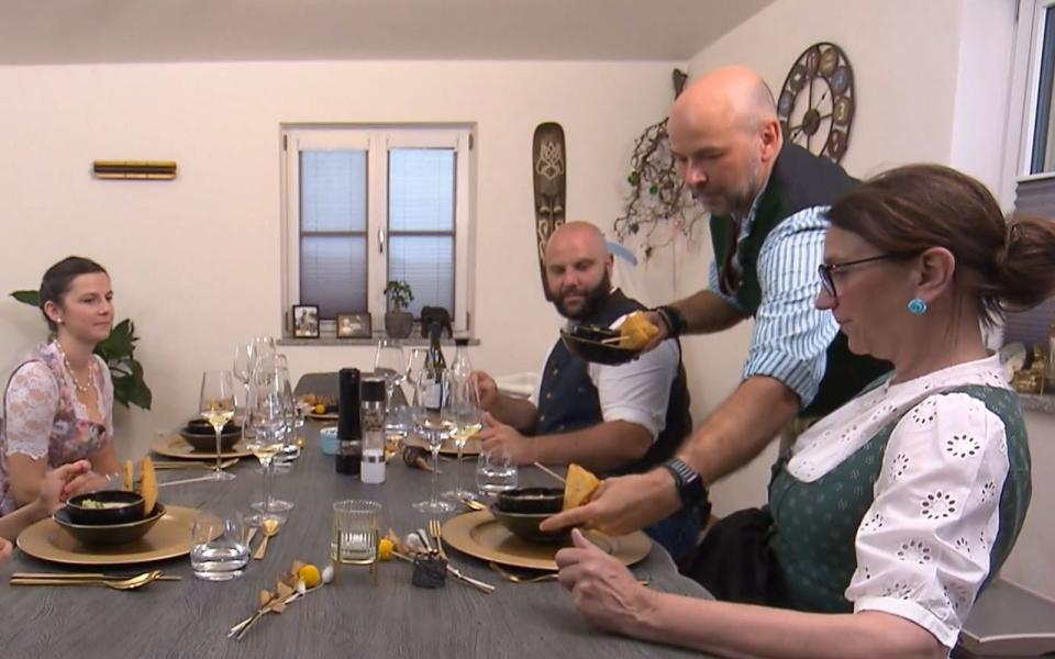 Markus serviert seine Tom Kha Gai mit bayrischem Prawn-Bread.
 (Bild: RTL)