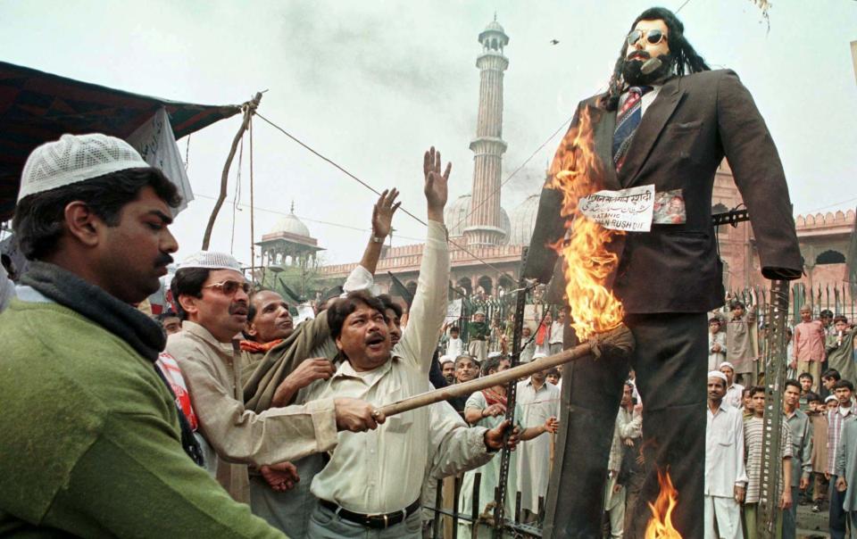 Muslim protestors burn an effigy of Rushdie in New Delhi, 2008 - Reuters