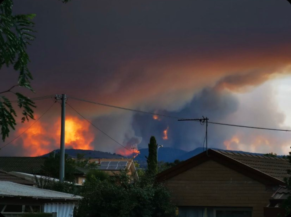 Angry flames shown coming dangerously close to a residential area. Source: Twitter/Tamzy888