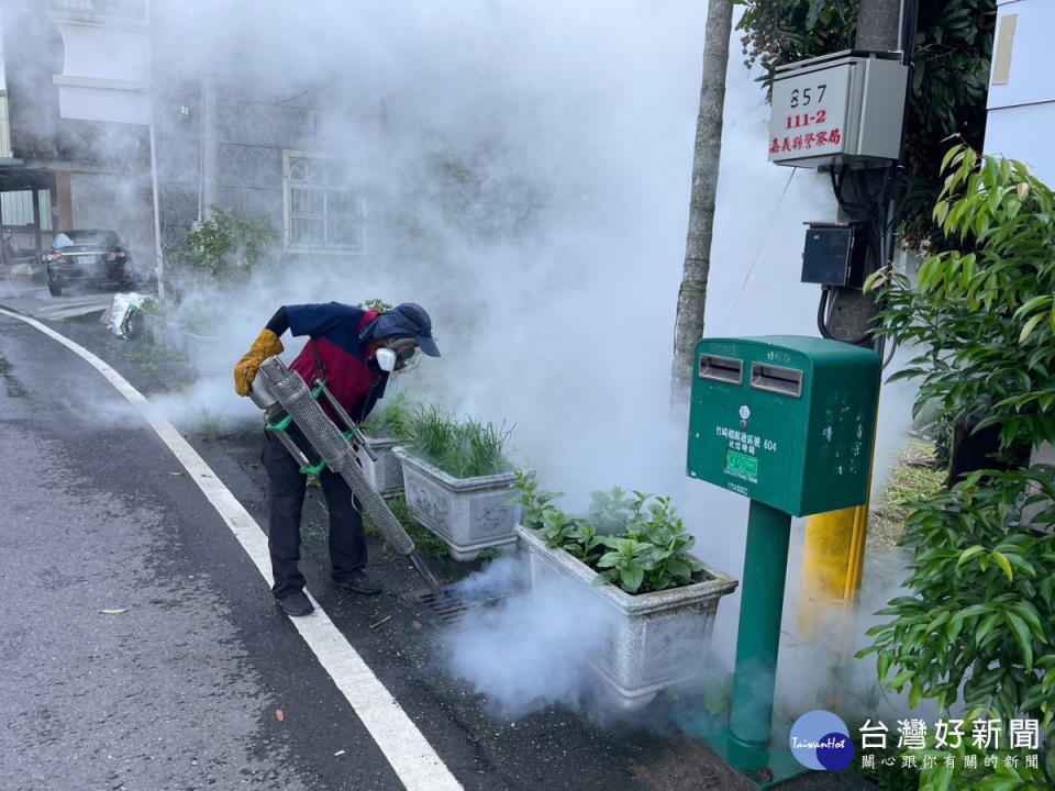 嘉義縣府動員衛生所及環保局進行化學清消／陳致愷翻攝