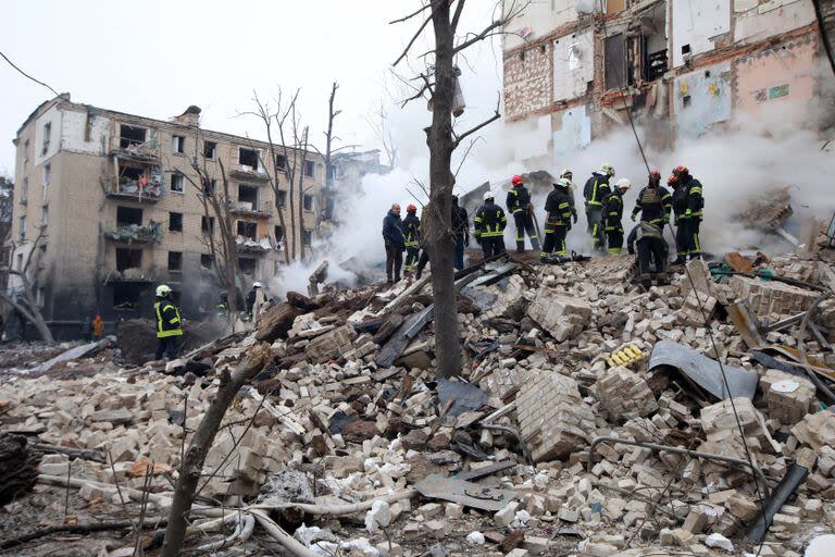 Los rescatistas buscan víctimas entre los restos de un edificio residencial en Kharkiv Photo: -/Ukrinform/dpa