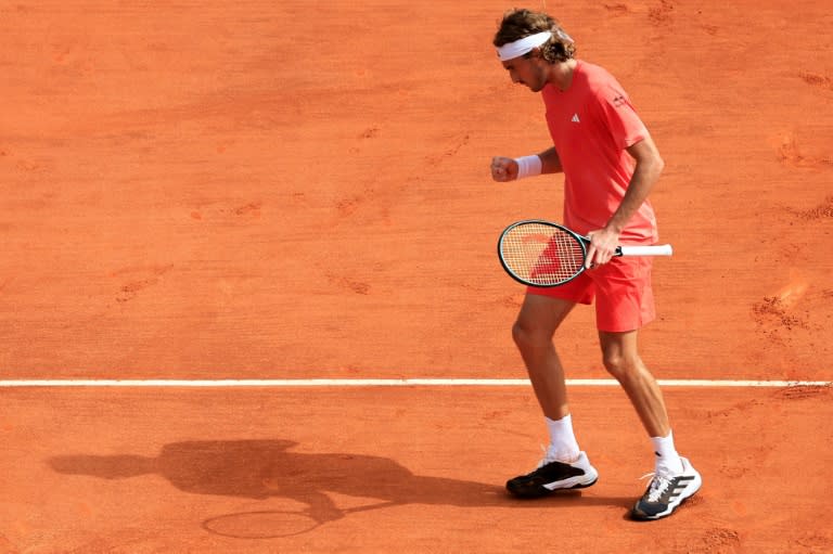 Le Grec Stefanos Tsitsipas lors de son match contre le Serbe Laslo Djere au tournoi de Monte Carlo le 8 avril 2024. (Valery HACHE)