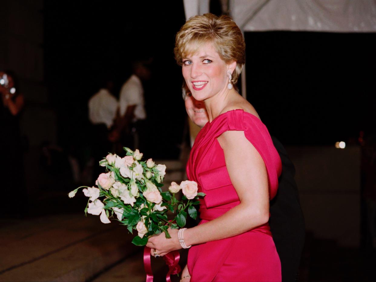 <p>La princesa Diana de Gran Bretaña llega el 4 de octubre de 1990 para una gala benéfica en el Auditorio Departamental de Washington. La gala beneficiará a varias organizaciones benéficas, como el London City Ballet, el Washington Ballet y Grandma's House. Grandma's House es uno de varios hogares especiales que brindan un ambiente de cuidado para los niños con SIDA. </p> ( KEVIN LARKIN / AFP a través de Getty Images)