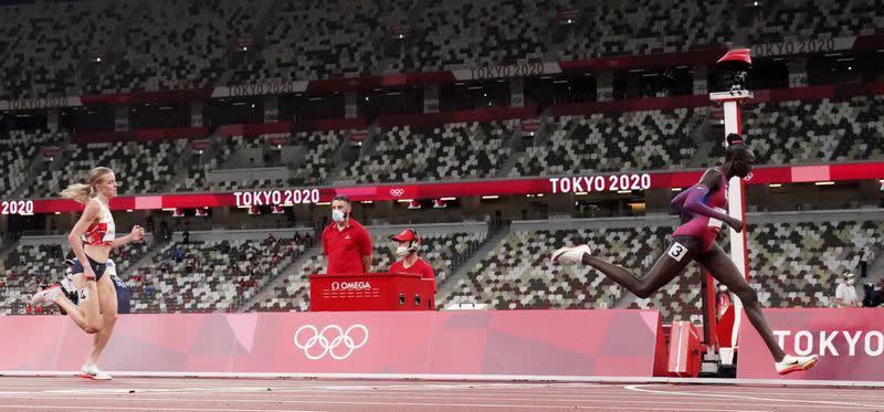 Foto del martes de la estadounidense Athing Mu celebrando tras ganar la prueba de los 800 mts, superando a la británica Keely Hodgkinson