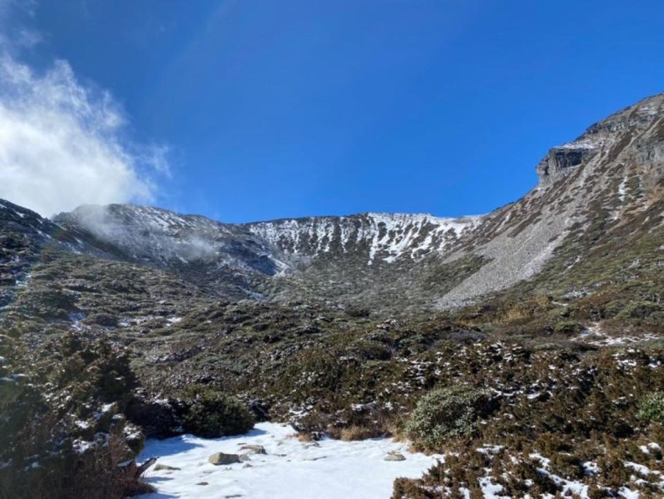 圖為雪山圈谷積雪情形，其餘高山積雪都在20公分以上。（圖：雪管處提供）