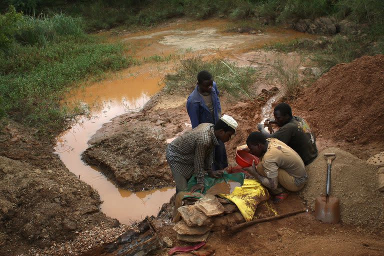Labores de extracción en una mina de oro en el suroeste de Zimbabue en 2008.