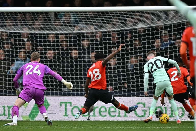 Cole Palmer culmina su gran obra: el tercer gol de Chelsea; luego vendría el susto de Luton, que se puso 3-2