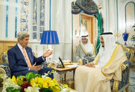 Saudi King Salman (R) meets U.S. Secretary of State John Kerry in Jeddah, Saudi Arabia August 25, 2016. Saudi Press Agency/Handout via REUTERS