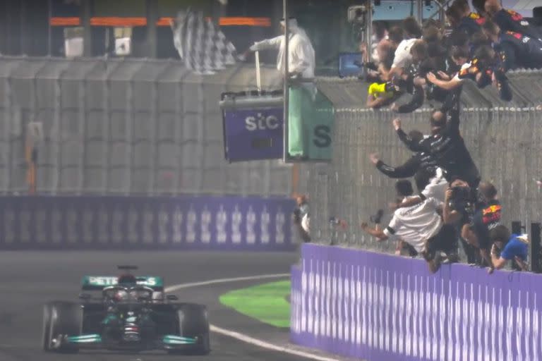 Hamilton festeja ante sus mecánicos, el británico se quedó con una carrera apasionante