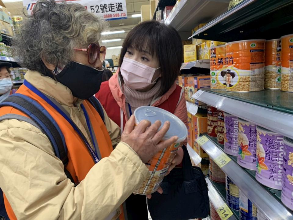 80歲失明蕭秀鑾阿嬤，在志工陪伴下買回麥片等物品