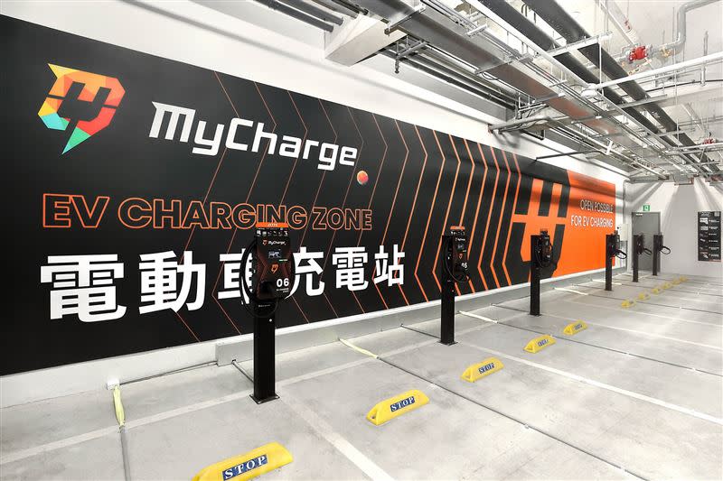 台灣大打造MyCharge平台，布建電動車充電樁，提供充電服務，鼓勵用戶選擇更環保的純電車。（圖／電信業者提供）