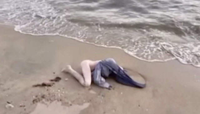 El día que una muñeca sexual realista causó pánico en una playa por creer  que era un muerto