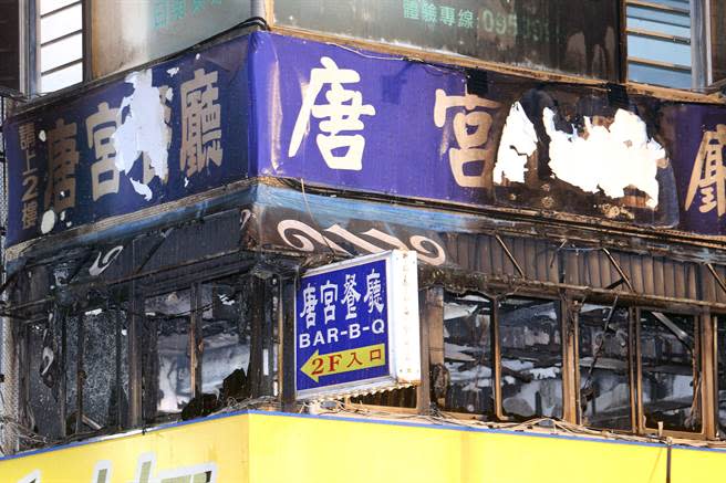 台北市松江路知名老店「唐宮蒙古烤肉涮羊肉餐廳」24日深夜發生火警，火勢在半小時內受到控制，初步確認無人員傷亡，但餐廳內已付之一炬。（黃世麒攝）