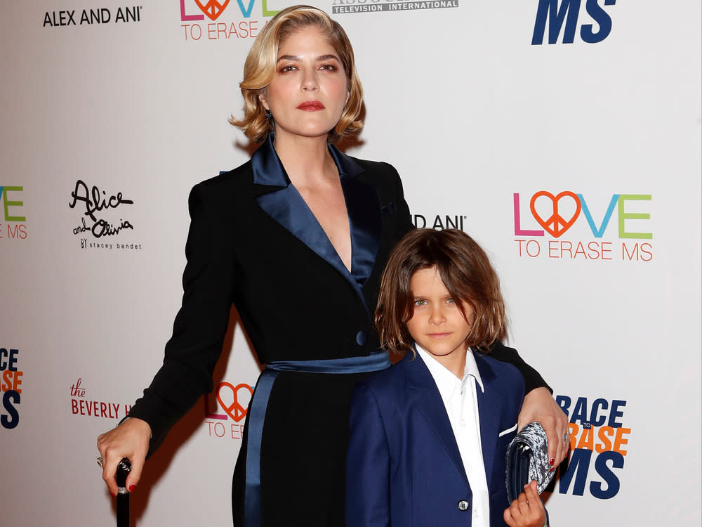 Selma Blair mit Sohn Arthur bei einer MS-Gala im Mai 2019 (Bild: Kathy Hutchins / Shutterstock.com)