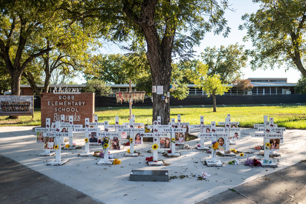 Un monumento conmemorativo frente a la Escuela Primaria Robb en Uvalde, Texas, el 18 de octubre de 2023. (Sergio Flores/The New York Times)