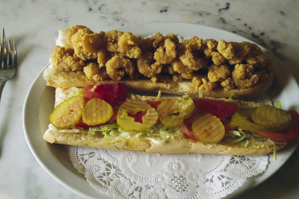 A fried shrimp po' boy sandwich