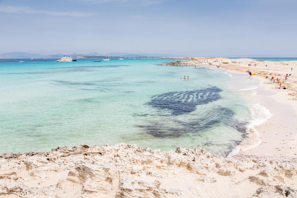 <p>‘The Guardian’ destaca su “fina arena blanca y chirriante” y sus “aguas cristalinas y poco profundas que se mezclan desde el turquesa rosado hasta un rico azul botella”. (Foto: Getty Images).</p> 