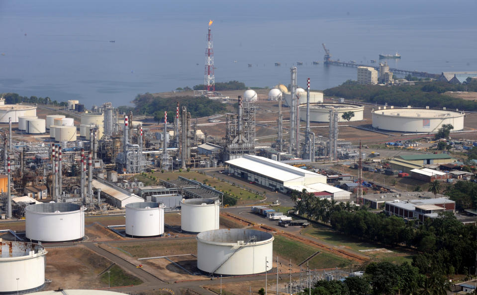 FILE PHOTO: The Philippine oil refinery complex of Petron Corp. is seen on the coast of Bataan province northwest of Manila on February 10, 2009. (Photo: ROMEO GACAD/AFP via Getty Images)