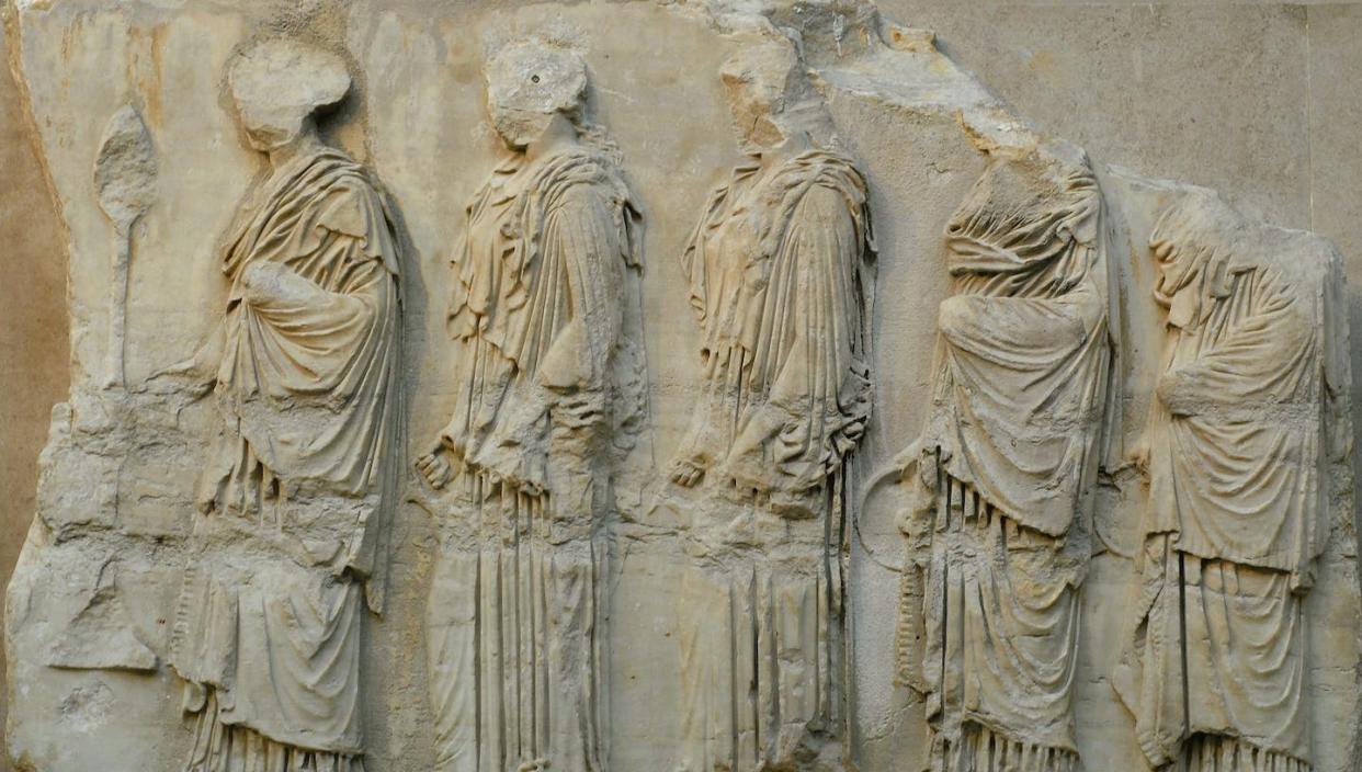 Portadores de Thymiaterion y Phiale. Bloque VIII del friso este del Partenón, ca. 447–433 a.d.c. En el Museo Británico. <a href="https://commons.wikimedia.org/wiki/File:Parthenon_frieze_East_VIII.JPG" rel="nofollow noopener" target="_blank" data-ylk="slk:Wikimedia Commons;elm:context_link;itc:0;sec:content-canvas" class="link ">Wikimedia Commons</a>, <a href="http://creativecommons.org/licenses/by/4.0/" rel="nofollow noopener" target="_blank" data-ylk="slk:CC BY;elm:context_link;itc:0;sec:content-canvas" class="link ">CC BY</a>