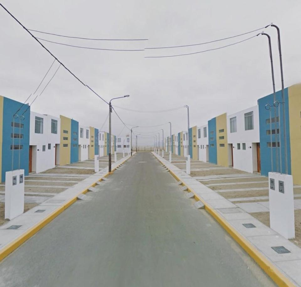 Pocas calles en el mundo transmiten más monotonía que esta de la ciudad peruana de Chimbote. Y eso que las casas están pintadas de colores llamativos. (Foto: reddit / <a href="http://www.reddit.com/r/UrbanHell/comments/fl9bp0/monotony_in_chimbote_peru/" rel="nofollow noopener" target="_blank" data-ylk="slk:earthmoonsun;elm:context_link;itc:0;sec:content-canvas" class="link ">earthmoonsun</a>).