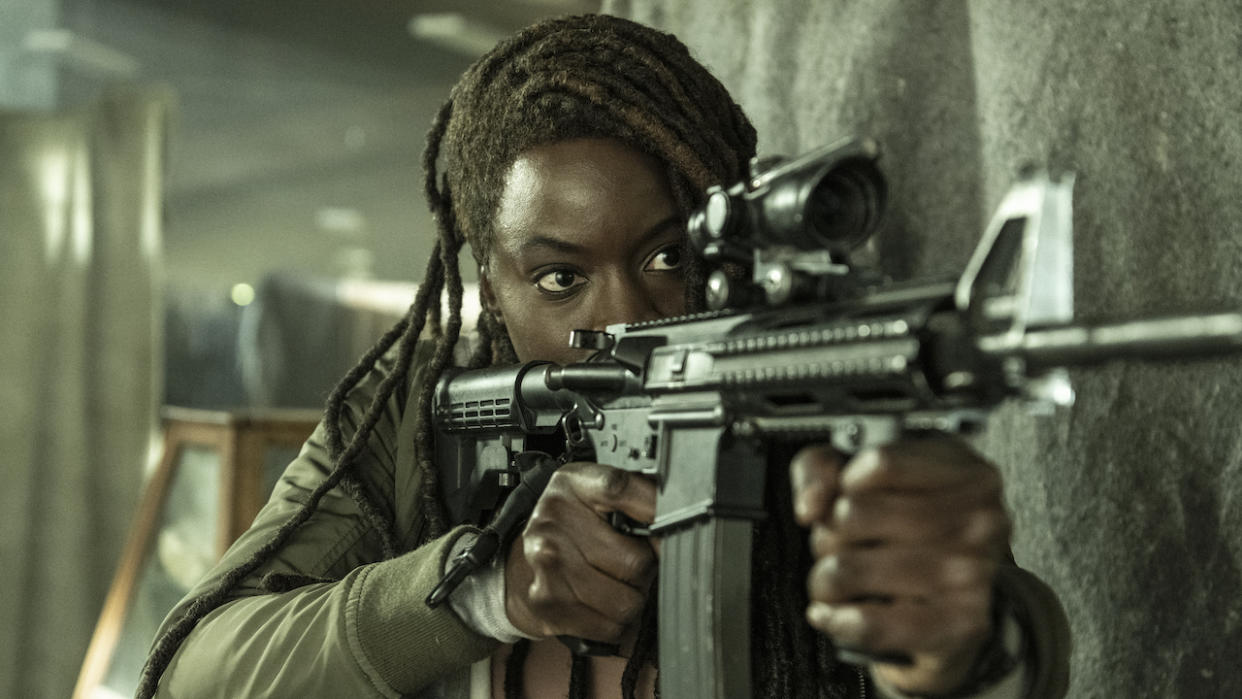  Michonne holding assault rifle in The Walking Dead: The Ones Who Live. 