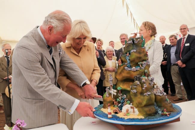 charles-camilla-national-parks-cake