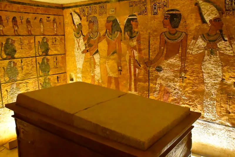 ▲埃及法老「圖坦卡門」（Tutankhamun）的陵墓盛傳被施加「詛咒」，驚擾法老木乃伊遺骸都會橫死。最新有科學家費羅斯表示自己破解了法老詛咒之謎，就是人為造成的輻射中毒。（圖／美聯社／達志影像）