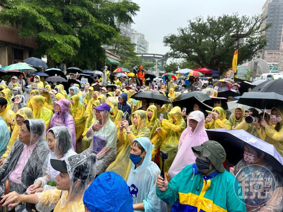 民進黨今天下午舉行台北場「反濫權護民主」街頭說明會，可惜老天不賞臉下起滂沱大雨，僅有300、400支持者到場。
