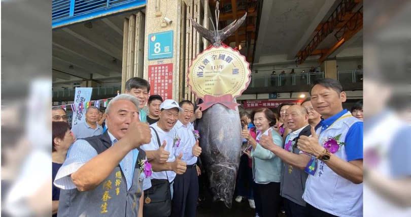 重達269公斤的「南方澳第一鮪」，亦是全國第一隻捕獲的黑鮪魚，今（17日）上午縣長林姿妙在南方澳漁會第三拍賣市場主持拍賣會。（吳佩蓉攝）