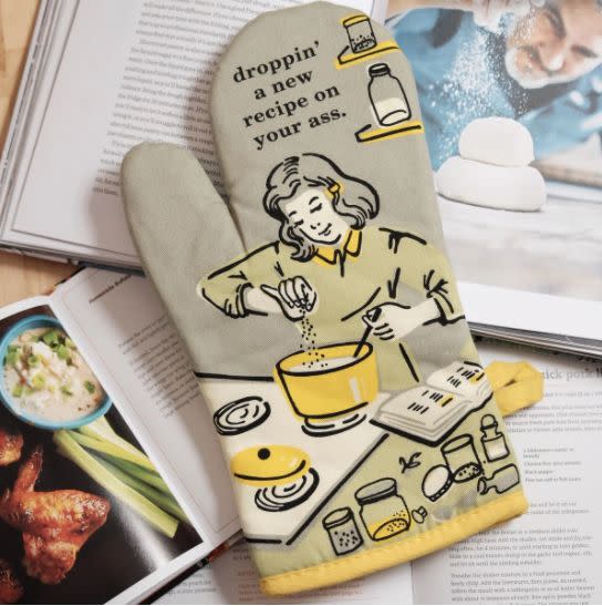 Find this <a href="https://fave.co/2VXtoKw" target="_blank" rel="noopener noreferrer">Droppin' a New Recipe on Your A Oven Mitt for $14 </a>at Always Fits.