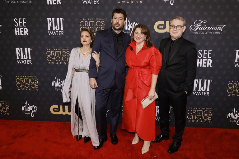 Victoria Alonso posa junto a Dolores Fonzi, Santiago Mitre y Axel Kuschevaztky en enero pasado, antes de la entrega de los premios Critics Choice, en los que Argentina, 1985 logró una nominación a mejor película internacional